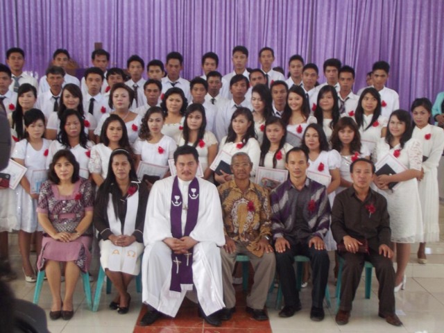 Foto bersama para pengajar (Pendeta dan Guru agama)